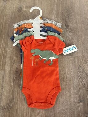 NWT. Carter's 5 Pack Short-Sleeve Baby Onesies. Newborn. Dinosaur Theme.